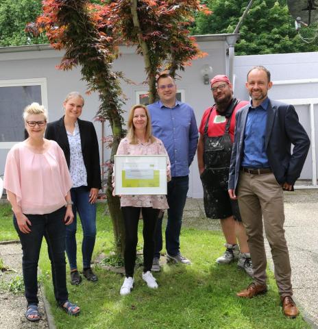 (von links: Gundula Grzesik (Wirtschaftsförderung Dortmund), Mariela Samstag (SI, NEW DEAL-Büro), Stephanie Nagel (Mitinhaberin Handwerkskollektiv), Stefan Fiedler (GF, Handwerkskollektiv), Sven Fiedler (Mitinhaber Handwerkskollektiv), Sebastian Unkhoff (Agentur für Arbeit) Foto_Prämierung_Handwerkskollektiv