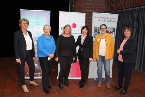 Das TEQ-Kampagnen-Team feiert mit TEQ-Vorstand und Unternehmen. Foto (v.l.nr.): Barbara Hauenstein - Wirtschaftsförderung Dortmund, Monika Goldmann - Dortmunder Forum Frau und Wirtschaft e.V., Maresa Feldmann - Gleichstellungsbeauftragte Stadt Dortmund, Elisabeth Wallrath - Vorstand Total E-Quality e.V., Katja Lommetz - Bau- und Liegenschaftsbetriebe NRW, Ursula Bobitka - Dortmunder Forum Frau und Wirtschaft e.V.