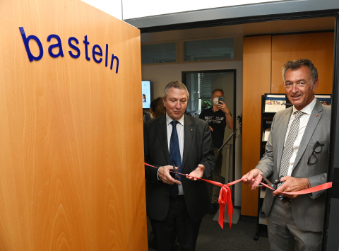 FH-Rektor Prof. Dr. Wilhelm Schwick (l.) und FH-Kanzler Jochen Drescher eröffnen das neue Gründungs- und Kreativzentrum SQuArE und durchschneiden das rote Band zur Werkstatt. 