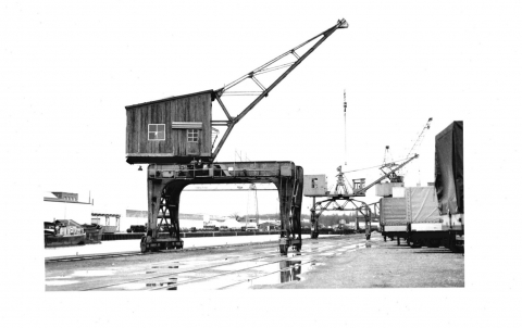 Aufnahme des Portaldrehkrans an seinem historischen Standort am Schmiedinghafen 