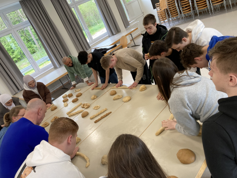 Die Schüler*innen probieren sich als Bäcker*in