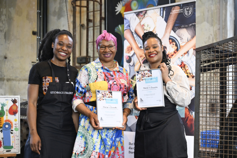 Die Schwestern Tabitha Tshimbalanga (l.) und Magali Tshitungu (r.) von Tshitshi’s Casseroles freuen sich mit ihrer Mutter über den Hauptgewinn und Publikumspreis.