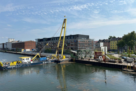 Mit einem Schwimmkran wurden die Einzelteile des historischen Hafenkrans an der Hafenpromenade montiert