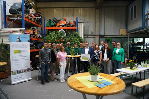 In einem festlichen Rahmen erfolgte die Prädikatsübergabe direkt im Unternehmen. v.l. Marco Wald (Ausbildung im Quartier), Bettina Langenau (Competentia Westfälisches Ruhrgebiet), Patrycja Peters (Wirtschaftsförderung Dortmund), HerWe Geschäftsführer Jan Kirchhoff, v.r. Mariela Samstag (New Deals-Büro), Laudatorin Sandra Schröder (IHK) sowie viele Mitarbeitende des Unternehmens