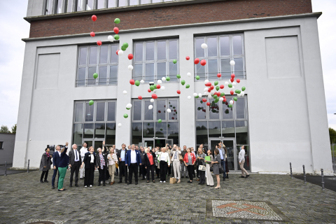 Zum 20. jährigen Jubiläum werden Luftballons steigen gelassen