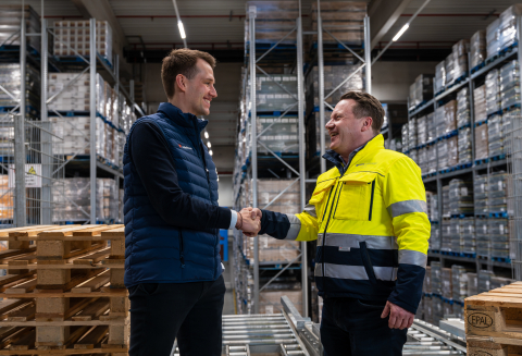 Die Nagel-Group kooperiert mit der Logistikbude und optimiert unternehmensweit ihr Ladehilfsmittelmanagement. Auf dem Foto: Dr. Philipp Hüning, Co-Founder & CEO Logistikbude (links), Jens Kleiner, COO der Nagel-Group.