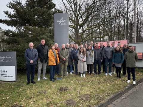 Ein Gruppenbild während der Unternehmerreise vor DLR