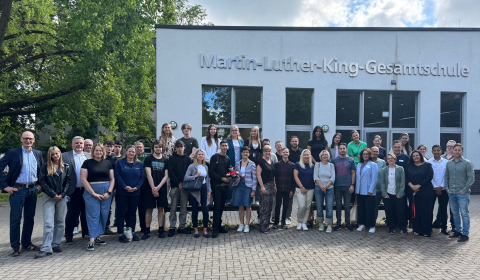 Gruppenbild Gruppenbild mit den Vertreter*innen der Unternehmen und ihre zukünftigen Auszubildenden von der Martin-Luther-King-Gesamtschule