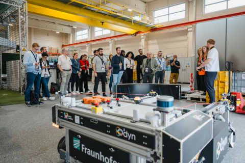 Die internationalen Gäste der Digitalen Woche Dortmund bei der Vorstellung des Instituts für Materialfluss und Logistik (IML) Die internationalen Gäste der Digitalen Woche Dortmund bei der Vorstellung des Instituts für Materialfluss und Logistik (IML)