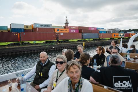 Die internationalen Gäste der Digitalen Woche Dortmund bei der Vorstellung des Instituts für Materialfluss und Logistik (IML) Die internationalen Gäste der Digitalen Woche Dortmund bei der Vorstellung des Instituts für Materialfluss und Logistik (IML)