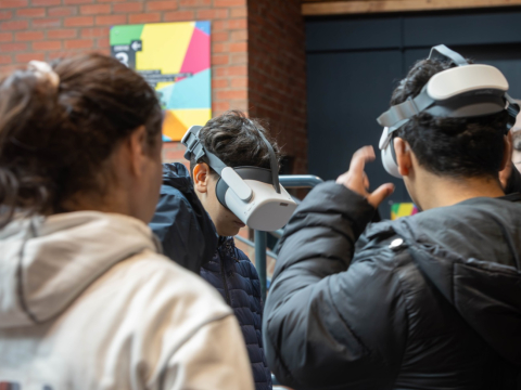 Schüler mit VR-Brille am Stand des Jugendberufshauses (JBH)